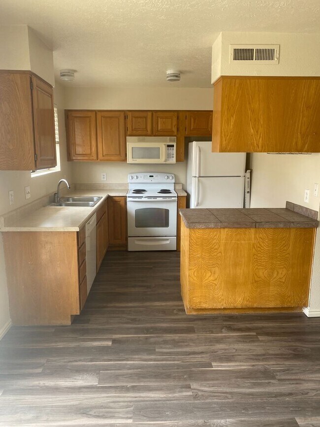 Building Photo - 3 bedroom 1 1/2 bathroom townhome, Great l...