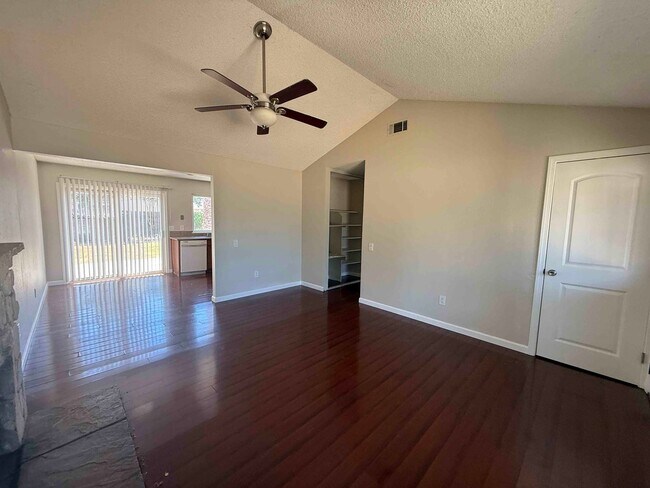 Foto del edificio - Single Story 4 Bedroom