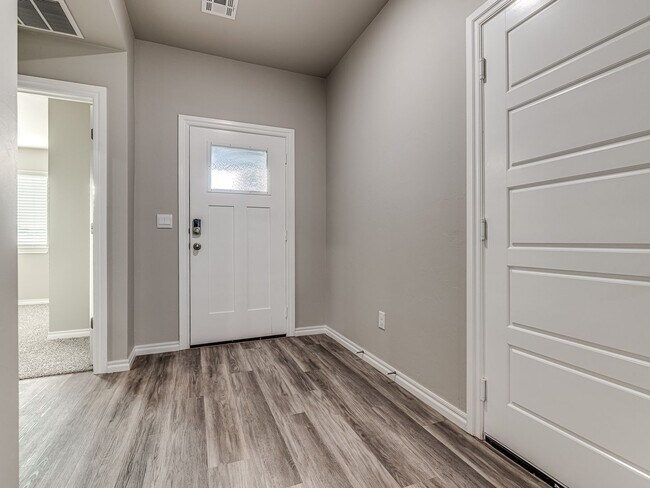 Foto del edificio - Newer home only minutes away from Paycom, Falling Springs Addition + Greenbelt lot + Deer Creek S...