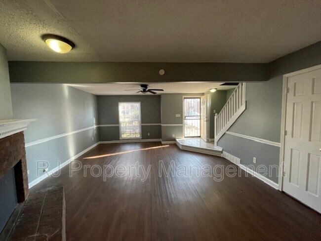 Foto del edificio - 5560 Blossom Ln