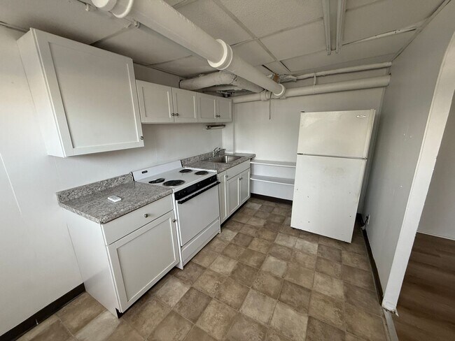 Building Photo - 1 bedroom, 1 bathroom Apartment! AUGUST 2025!