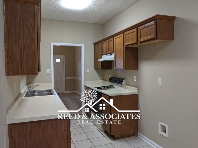 Building Photo - Spacious Townhome Located in Quiet Cove!