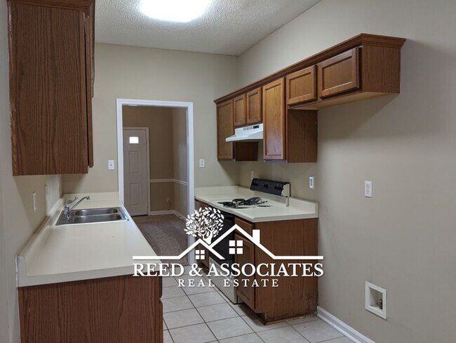 Foto del edificio - Spacious Townhome Located in Quiet Cove!