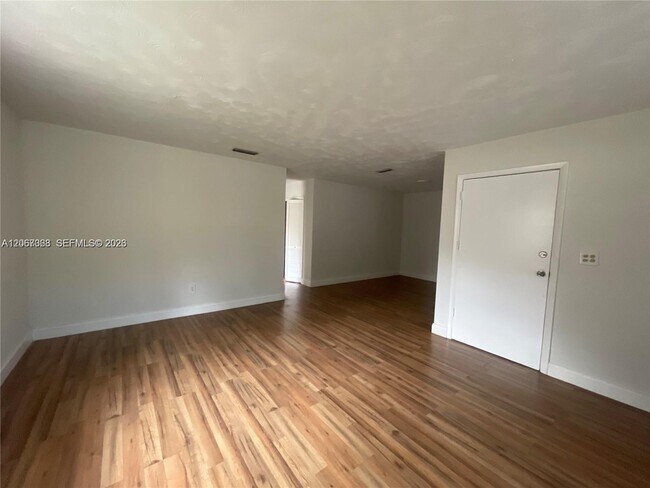 Foto del edificio - 1388 NW 101st St