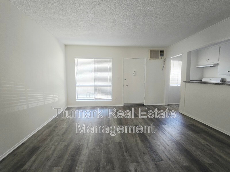 Foto del edificio - 1121 E Palmer Ave