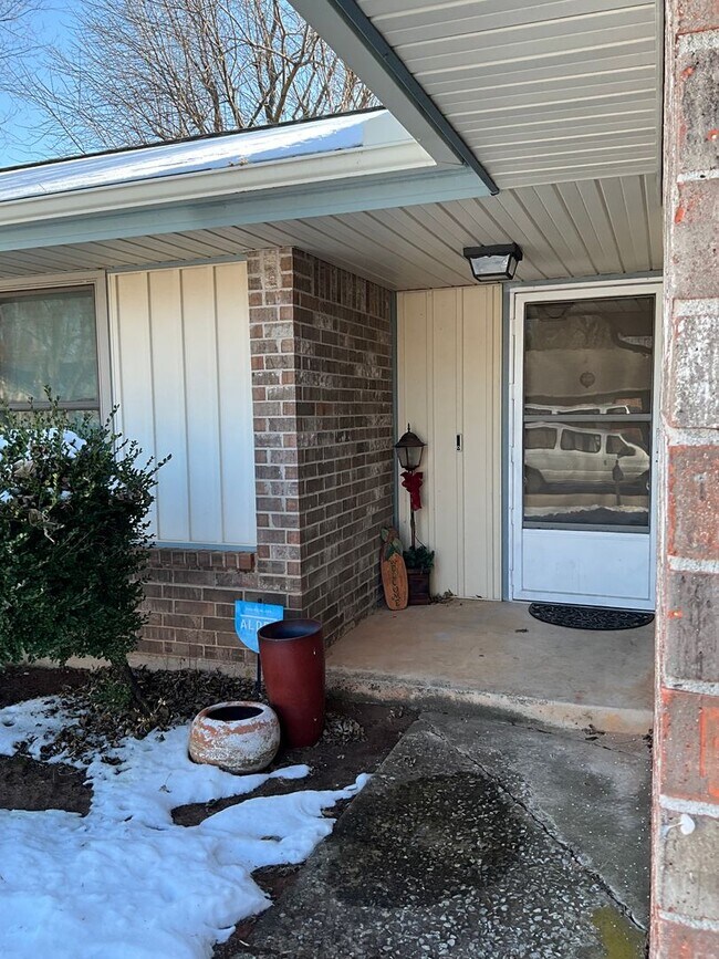 Foto del edificio - Renovated 3 Bedroom/ 1.5 Bath in Great Neiborhood