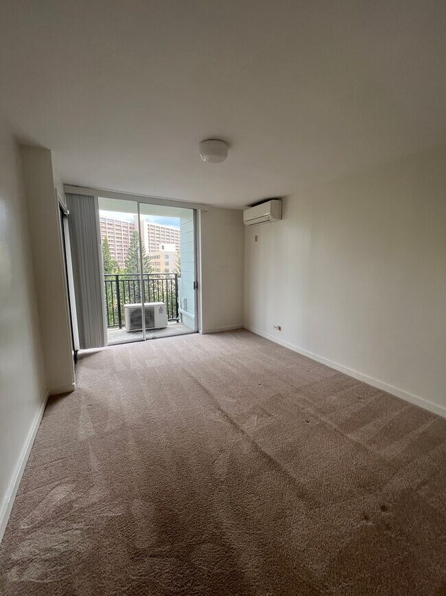 Foto del edificio - 1 bedroom, 1 bath, 1 covered parking!