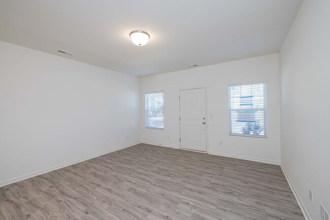 Building Photo - BEAUTIFUL 2 Bedroom Townhome in Mooresvill...