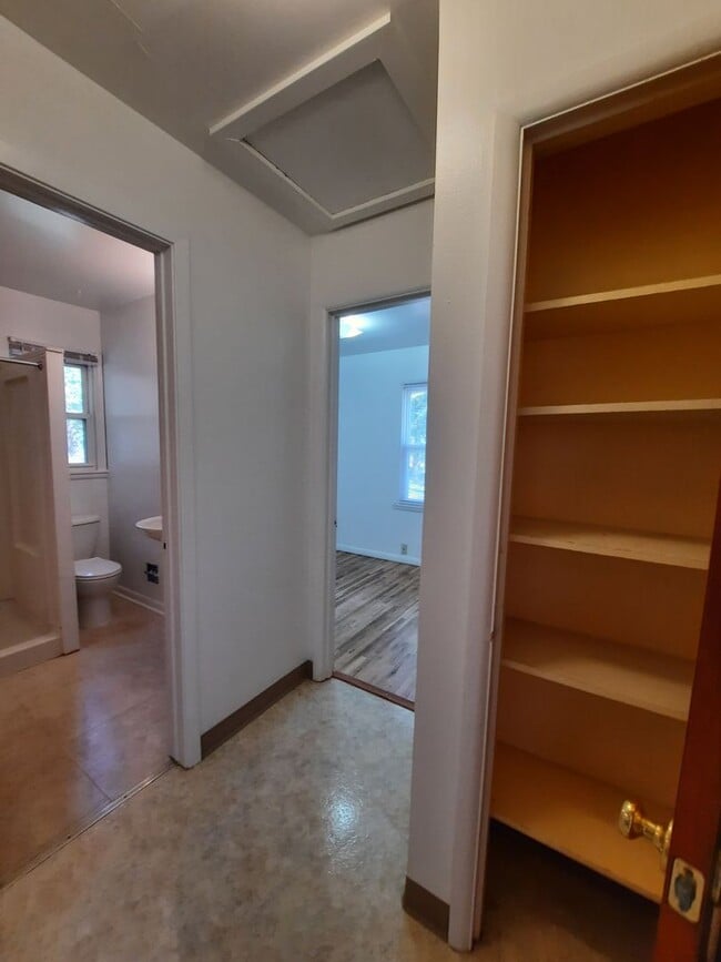 Building Photo - 2 BED | 1 BATH | DUPLEX | WEST