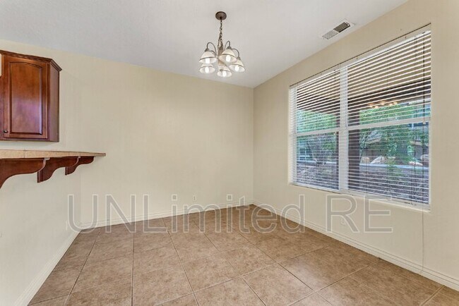 Building Photo - 1453 E Russ Way