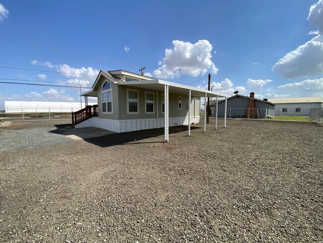 Foto del edificio - Cozy Home On Spacious Lot Available Now!