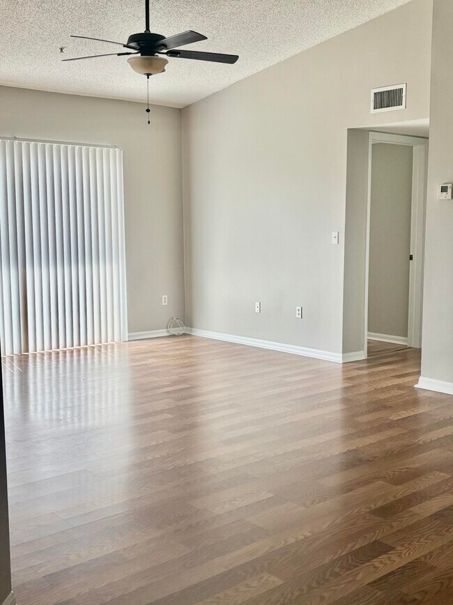 Foto del edificio - 900 Crestwood Ct S