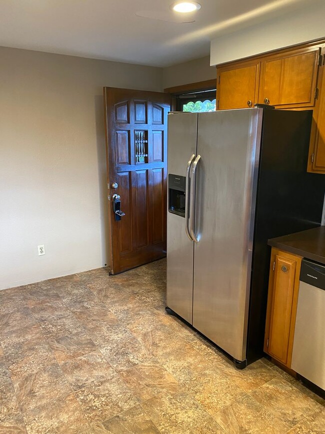 Building Photo - 3 bedroom, 2 bath duplex