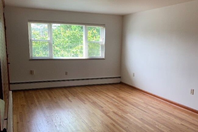 Living Room 12x20 - 5452 Lincoln Hwy