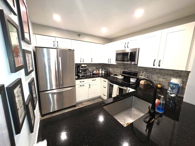 Building Photo - 345 N La Salle Dr