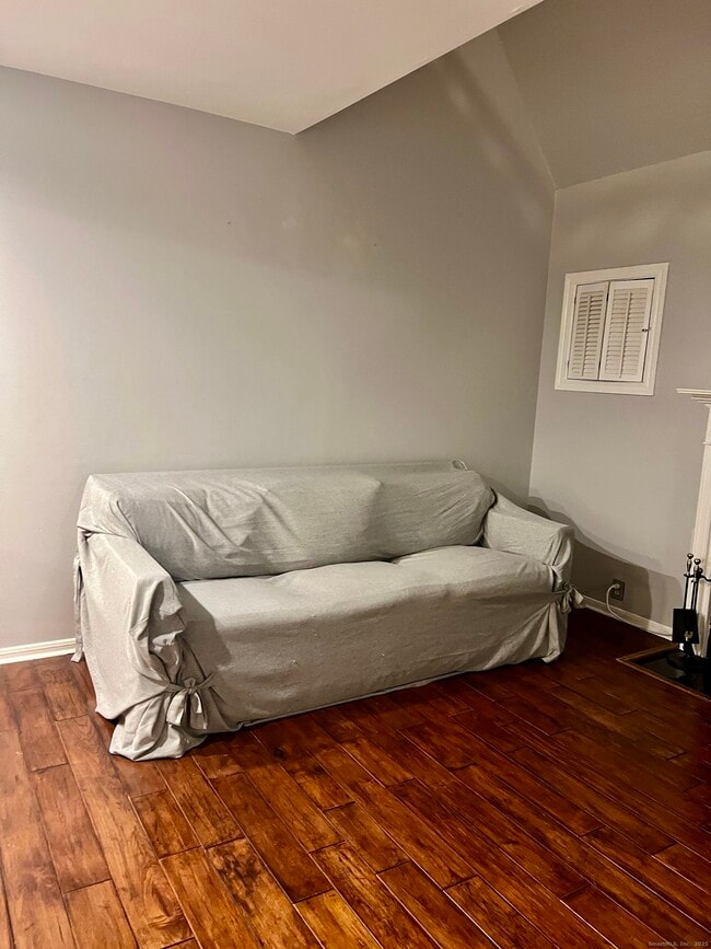 Building Photo - 523 Old Pond Ln