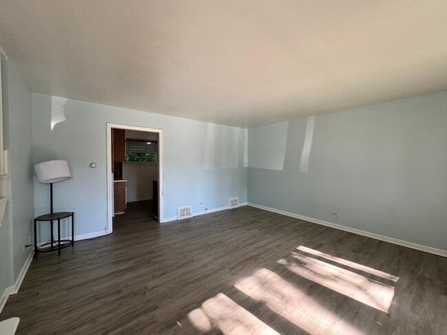 Building Photo - 381 Oak St