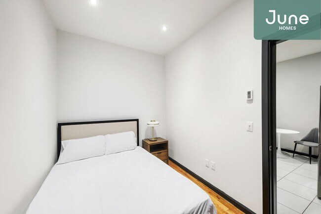Foto del edificio - ROOM ONLY in 3-bed/1.0-bath Home