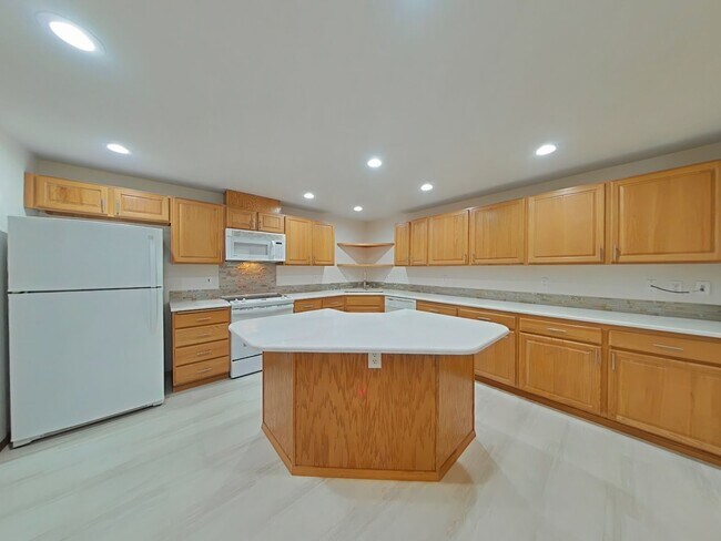 Building Photo - 3 Bedroom Duplex ~ Close to Timberhill Sho...