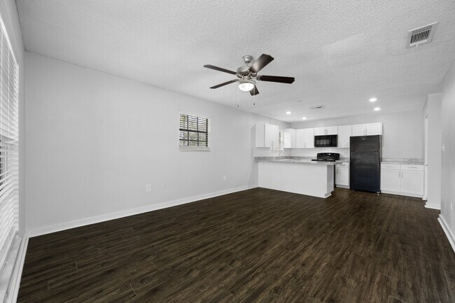 Foto del edificio - 7110 Tudor Ln