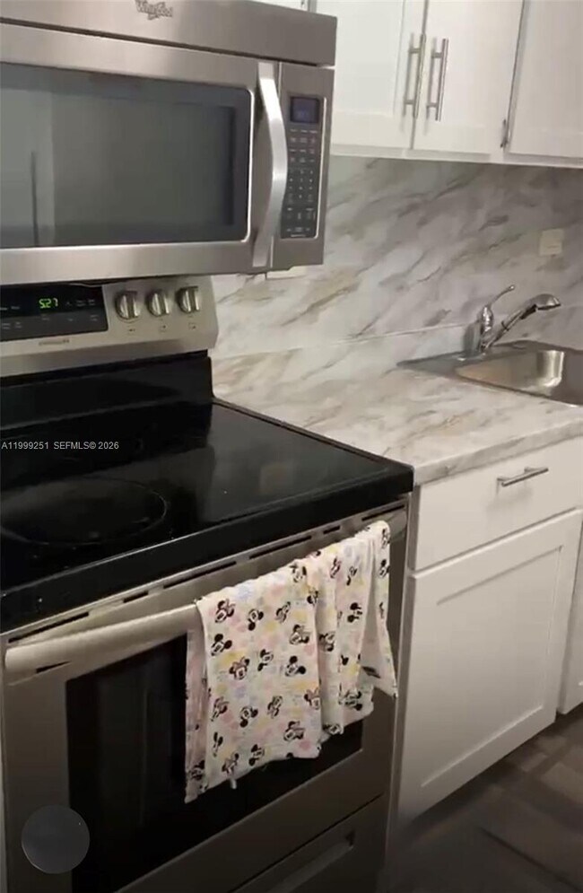 Foto del edificio - 7060 NW 179th St