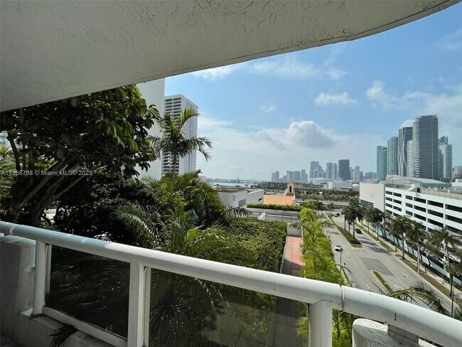 Foto del edificio - 1717 N Bayshore Dr