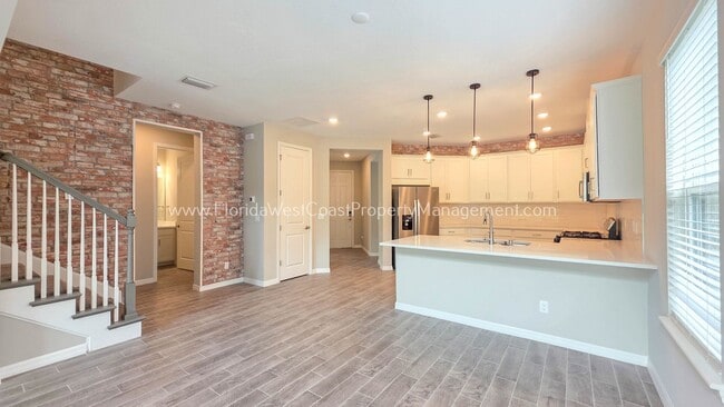 Building Photo - OUTSTANDING 3 BEDROOM PLUS EXTRA LARGE FLEX ROOM PLUS HOME OFFICE! PARK EAST- AZARIO!