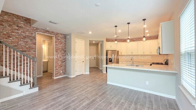 Foto del edificio - OUTSTANDING 3 BEDROOM PLUS EXTRA LARGE FLEX ROOM PLUS HOME OFFICE! PARK EAST- AZARIO!