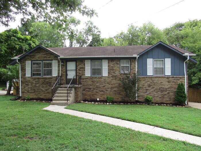 Primary Photo - Renovated Hendersonville home with large 2...