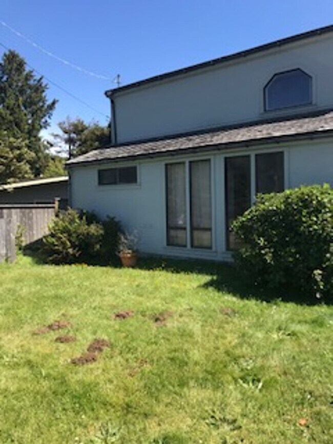 Foto del edificio - Pet-friendly Trinidad cottage near the beach & shopping!