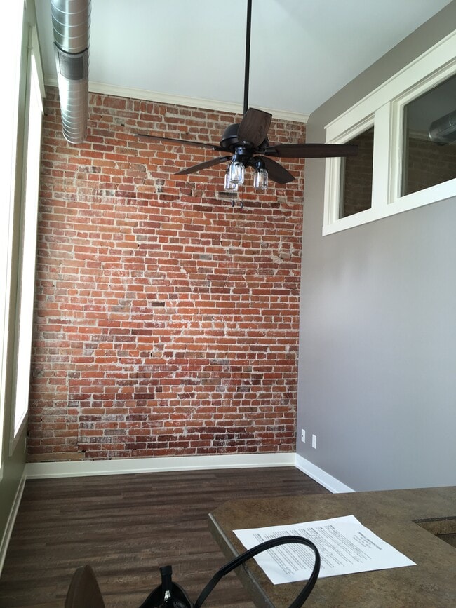 Building Photo - 825 Broad St