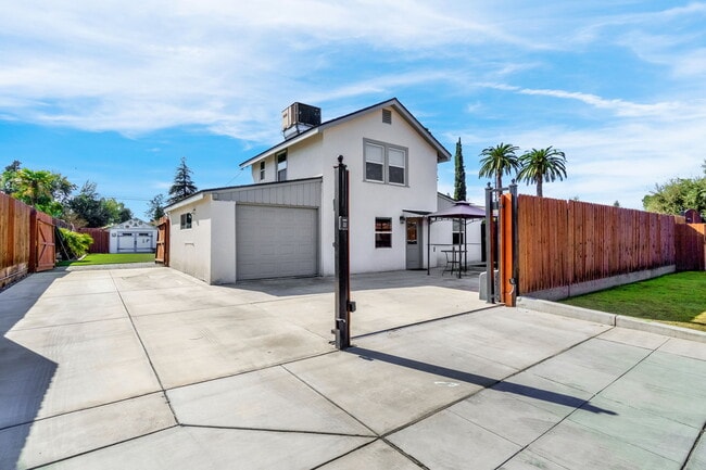 Building Photo - 4134 N Maroa Ave