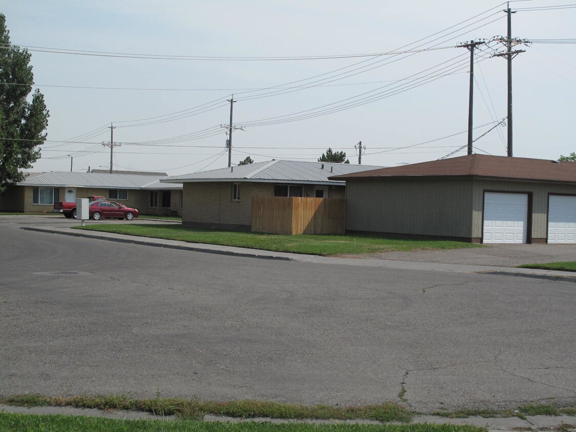 Primary Photo - 605-719 Cambridge Dr