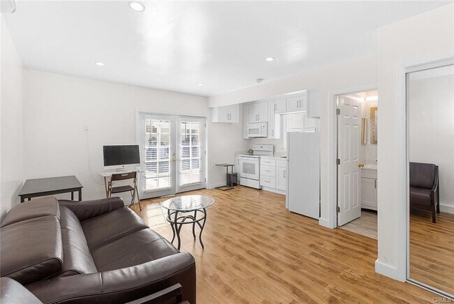 Building Photo - 8829 Sylmar Ave