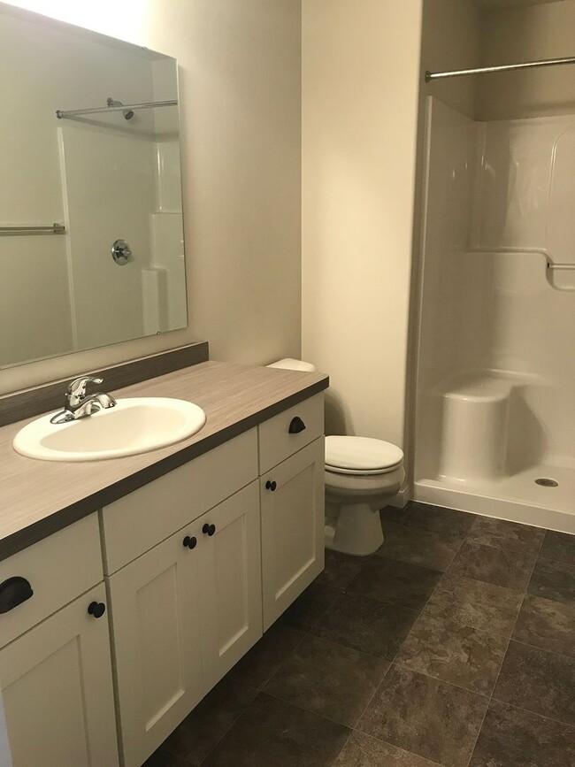 Building Photo - 5 bed 3 bath