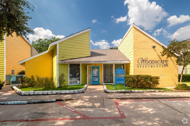 Entrada del edificio - Woodscape Apartments