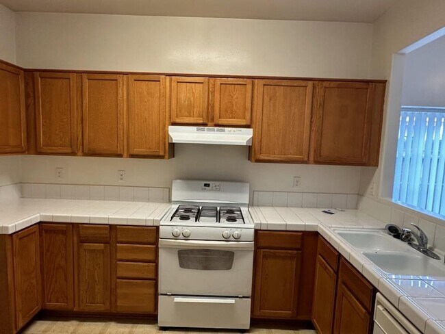 Building Photo - North Bakersfield Apartment 2 Bedroom, 2 B...