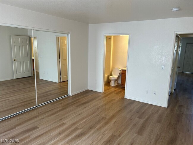 Foto del edificio - 6553 McRae Ave