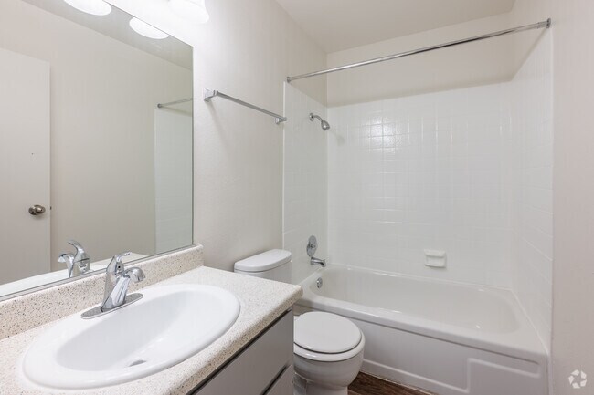 3 habitaciones, 2 baños, segundo baño - Casa De Alicia Apartments
