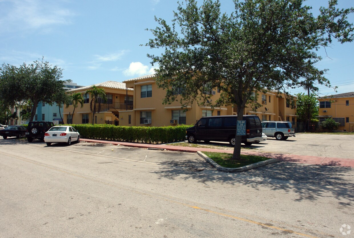 Foto principal - 966-974 Biarritz Dr