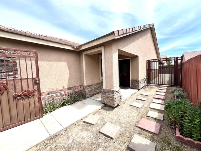 Building Photo - 404 Summershade Court