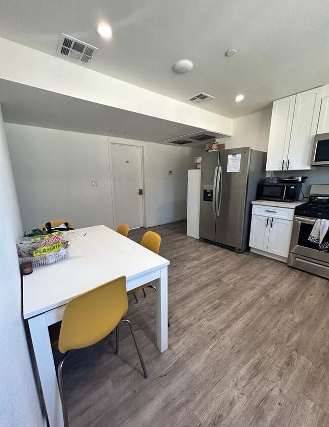 Foto del edificio - Private Bedroom w Personal Bathroom & Shower, shared student-oriented space