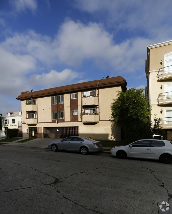 Building Photo - 981 S St Andrews Pl