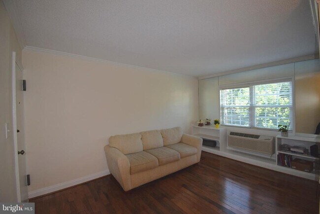 Foto del edificio - 2241 Farrington Ave