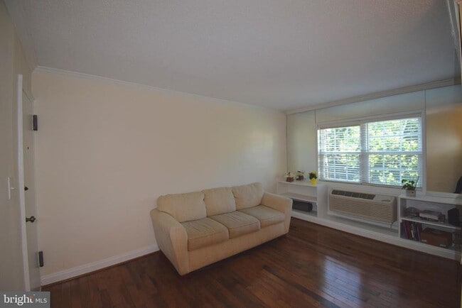 Building Photo - 2241 Farrington Ave