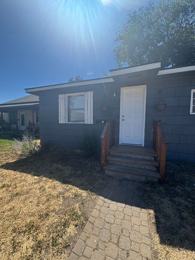 Building Photo - Pet-Friendly 1-Bedroom House
