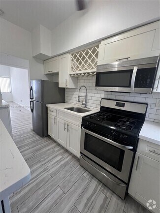 Building Photo - 8135 Crespi Blvd