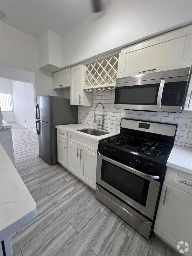 Building Photo - 8135 Crespi Blvd