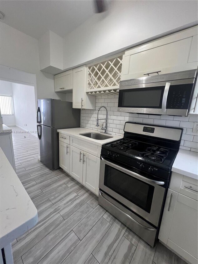 Foto principal - 8135 Crespi Blvd