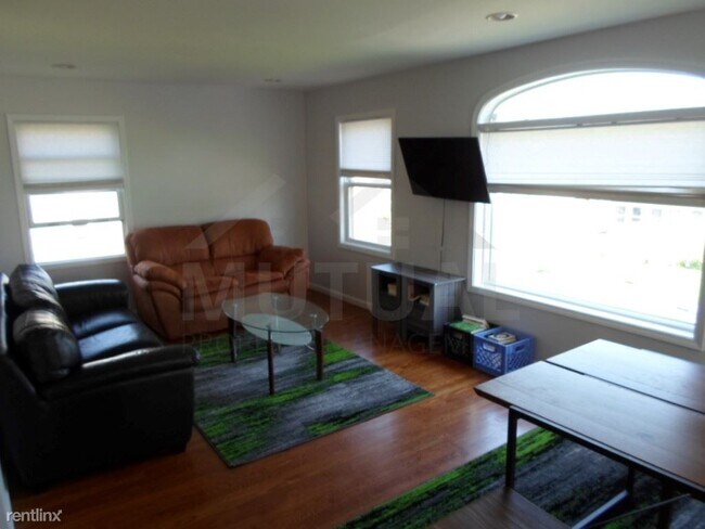 Building Photo - 4 br, 2.5 bath House - 3057 Moss St